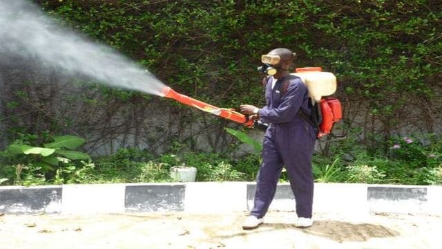 مهندس مكافحة يرش المبيدات