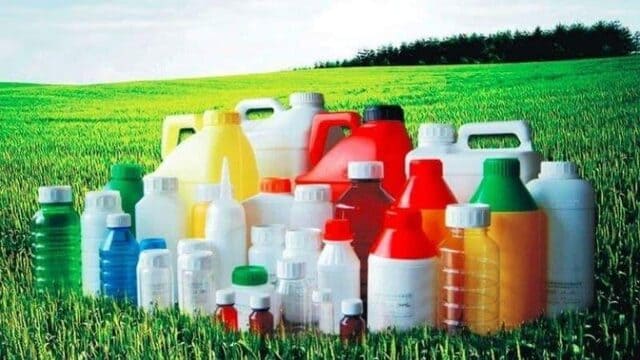 عبوات بلاستيكية تحتوي على مبيدات