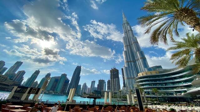أبراج مدينة دبي وسمائها وبحرها