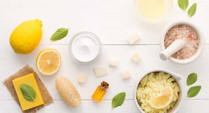 أطباق صغيرة تحتوي على مواد طبيعية مثل السكر والزيوت والزبادي تستخدم في العناية بالبشرة بمواد طبيعية