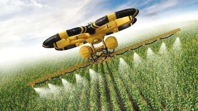 درون يقوم برش المبيدات على أرض زراعية كمثال على التكنولوجيا الزراعية